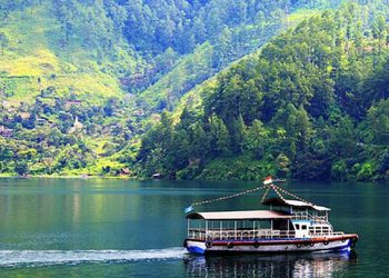 Kapal Kayu KM Sinar Bangun Membawa Penumpang Tenggelam di Danau Toba