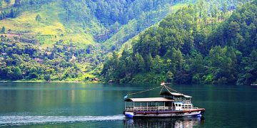 Kapal Kayu KM Sinar Bangun Membawa Penumpang Tenggelam di Danau Toba