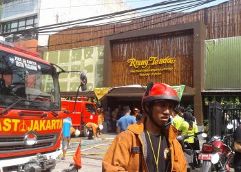 Kebakaran Rumah Makan Riung Tenda Di Rawamangun, 9 Unit Mobil Damkar Dikerahkan