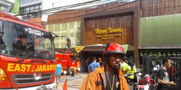 Kebakaran Rumah Makan Riung Tenda Di Rawamangun, 9 Unit Mobil Damkar Dikerahkan