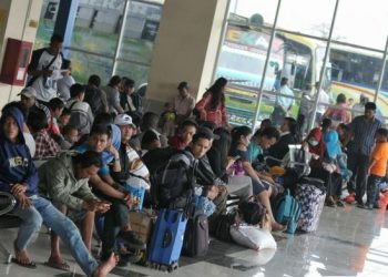 Pemudik Mulai Padati Terminal Bus Pulo Gebang