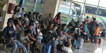 Pemudik Mulai Padati Terminal Bus Pulo Gebang