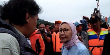 Ratna Sarumpaet Debat dengan Luhut Binsar Pandjaitan di Pelabuhan Tigaras