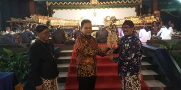 Dirjend Badan Peradilan Umum Mahkamah Agung RI Herri Swantoro Menyerahkan Wayang Kepada Ketua Pengadilan Negeri Jakarta Pusat