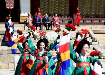 Didampingi Ibu Negara Iriana, Presiden Jokowi Terima Sambutan Resmi Presiden Korsel