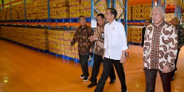 Cek Gudang Bulog, Presiden Pastikan Stok Beras Terjaga