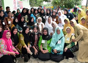 Ibu Negara Sosialisasikan Pengurangan Sampah Plastik dan Tanam Pohon di Puskesmas Gitik