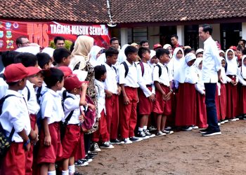 Kunker Ke Banten, Jokowi Tinjau Sosialisasi Mitigasi Bencana dan Bagi-bagi Sertifikat