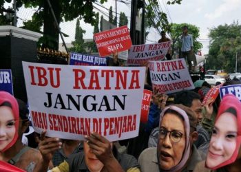 Sidang Perdana Ratna Sarumpaet, Pengunjuk Rasa Minta Ratna Ungkap Aktor Intelektual Dibalik Hoaksnya