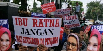 Sidang Perdana Ratna Sarumpaet, Pengunjuk Rasa Minta Ratna Ungkap Aktor Intelektual Dibalik Hoaksnya