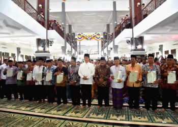 Presiden Jokowi Serahkan 253 Sertifikat Wakaf di Ngawi
