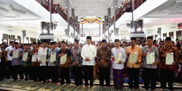 Presiden Jokowi Serahkan 253 Sertifikat Wakaf di Ngawi