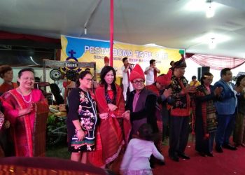 Caleg DPR RI Sondang Tiar Debora Tampubolon Dapat Penghargaan Dari Jemaat HKBP Rawamangun