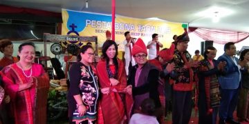 Caleg DPR RI Sondang Tiar Debora Tampubolon Dapat Penghargaan Dari Jemaat HKBP Rawamangun