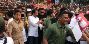 Hadiri Kampanye di Dumai, Jokowi dan Iriana Jalan Kaki 1 Kilometer