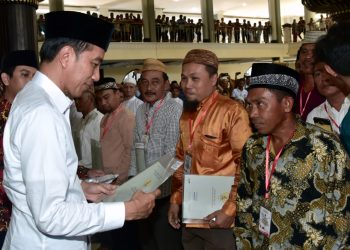 Presiden Jokowi Serahkan 34 Sertifikat Tanah Wakaf di Gorontalo