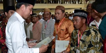 Presiden Jokowi Serahkan 34 Sertifikat Tanah Wakaf di Gorontalo