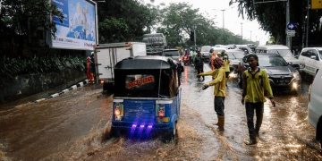 Banjir 3 Meter, Warga Cililitan Mengungsi ke Pinggir Jalan