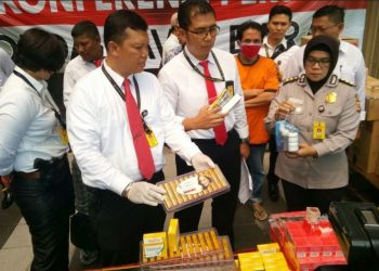 Di Karawang, Polisi Sita Ribuan Kosmetik Ilegal dari Toko Kelontong