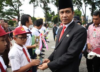 Peringatan Hardiknas di Pematangsiantar, Walikota Beri Piagam Bagi Pemenang Olimpiade Sains