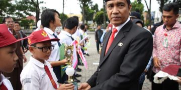 Peringatan Hardiknas di Pematangsiantar, Walikota Beri Piagam Bagi Pemenang Olimpiade Sains