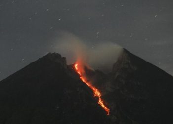 Merapi Muntahkan Lava Sejauh 500 Meter ke Arah Kali Gendol