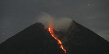Merapi Muntahkan Lava Sejauh 500 Meter ke Arah Kali Gendol