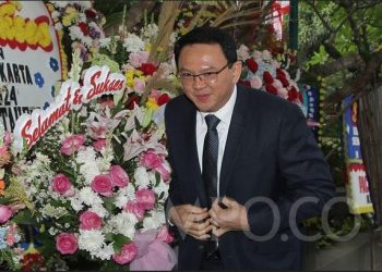Ahok Datang ke Humbang Hasundutan, Dihadiahi Ulos dan Diserbu Warga