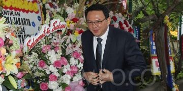 Ahok Datang ke Humbang Hasundutan, Dihadiahi Ulos dan Diserbu Warga