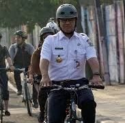 Anies Baswedan Uji Coba 7 Jalur Sepeda ke Kantor
