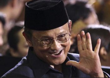 Quraish Sihab Pegang Tangan Habibie Sambil Mendoakan