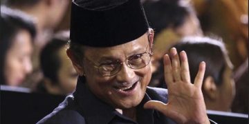 Quraish Sihab Pegang Tangan Habibie Sambil Mendoakan