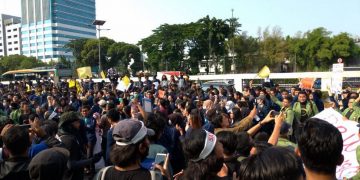 Mahasiswa Terus Berdatangan, Gedung DPR Disemuti Lautan Massa