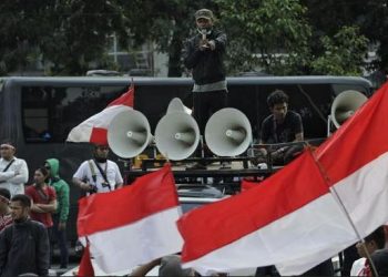 Massa Bakar Spanduk, Tantang Agus Rahardjo Keluar Gedung KPK