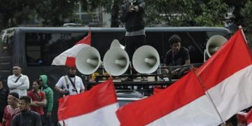 Massa Bakar Spanduk, Tantang Agus Rahardjo Keluar Gedung KPK