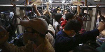 Tips Menghindari Kuman dan Virus Saat di Transportasi Publik