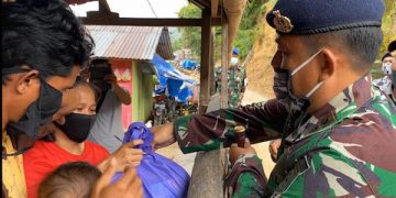 KRI Sultan Nuku-373 Salurkan Paket Sembako Kepada Warga Pesisir