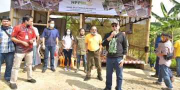 Ketua MPR RI Serahkan Bantuan Kepada Petani dan Peternak Milenial