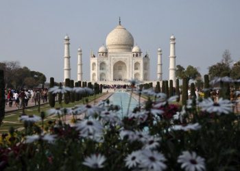 India buka kembali Taj Mahal meski infeksi COVID-19 melonjak