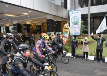 Gowes berbatik diadakan kemendes seraya menyambut Hari Batik Nasional