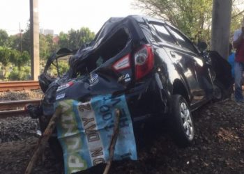 Taksi Daring Terserempet Kereta di Tanah Kusir