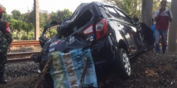 Taksi Daring Terserempet Kereta di Tanah Kusir