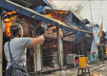 Pasar Cempaka Putih Kebakaran. Damkar Terjunkan 20 Unit Mobil Pemadam Kebakaran