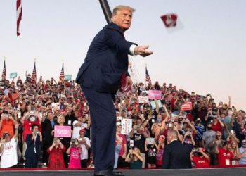 Kampanye Usai Negatif Covid, Trump Lempar Masker ke Pendukung
