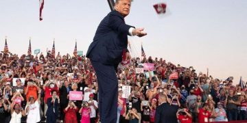Kampanye Usai Negatif Covid, Trump Lempar Masker ke Pendukung