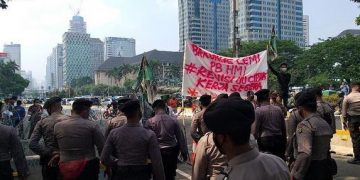 Hendak ke Istana, Massa HMI Dihadang Aparat dan Kawat Berduri