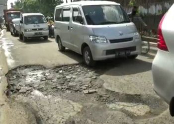 Jalan Raya Bekasi Rusak Berat dan Bikin Kemacetan Panjang