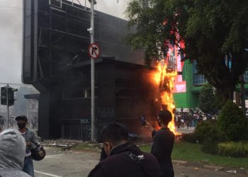 [FOTO] Massa Demo Tolak UU Omnibus Law Anarkis, Pos Polisi Simpang Harmoni Dibakar