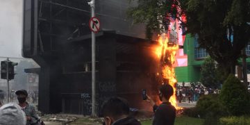 [FOTO] Massa Demo Tolak UU Omnibus Law Anarkis, Pos Polisi Simpang Harmoni Dibakar