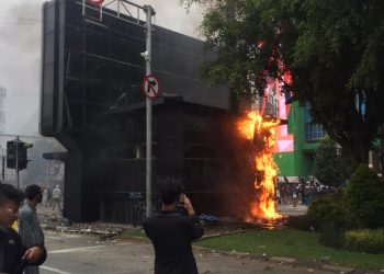 [FOTO] Massa Demo Tolak UU Omnibus Law Anarkis, Pos Polisi Simpang Harmoni Dibakar